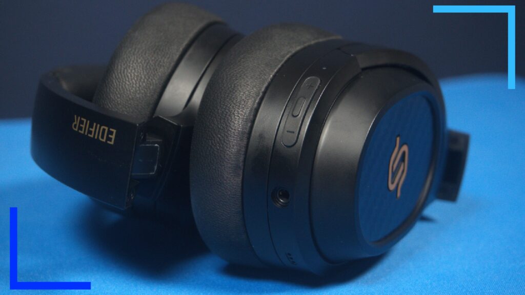 Close-up photo of the S3 headphones. The focus here is on the three buttons: Power, volume up, and volume down. The volume up has a plus icon on it, while volume down has a minus,