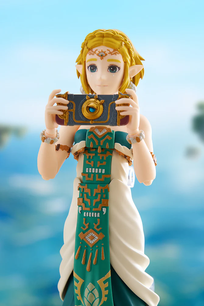 Close  up of Zelda holding the Purah Pad on a daytime background.