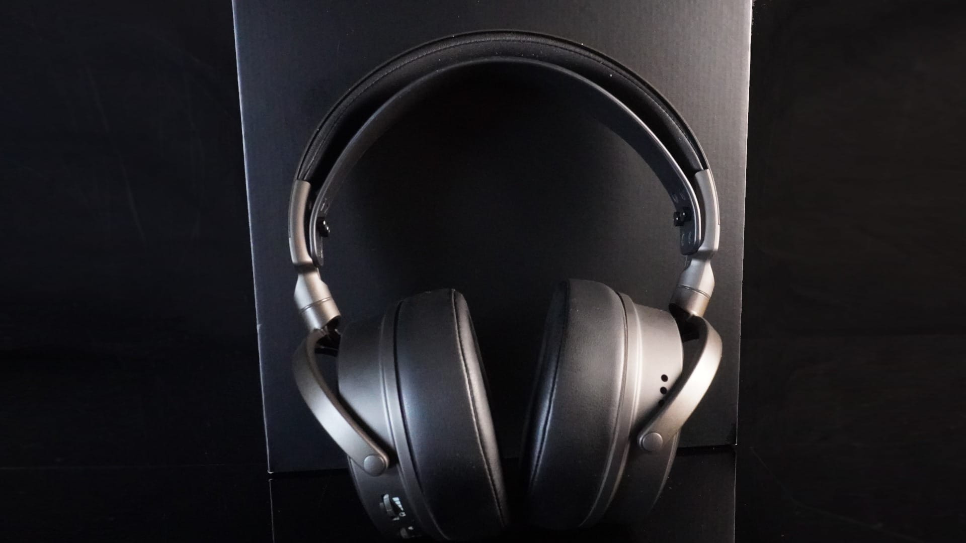Front photo showing the Audeze Maxwell standing up.