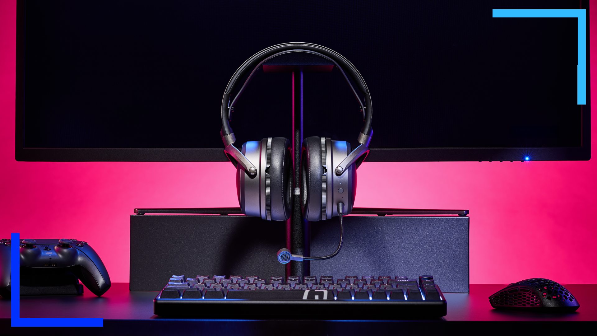 The Maxwell 2 in front of a gaming monitor. A red wall is behind them.